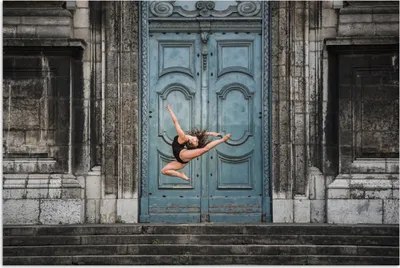 Produktbild von MuchoWow® Poster Tanzende Ballerina vor einer Tür 60x40 cm - Schlafzimmerdekoration