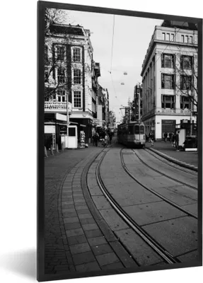 Produktbild von MuchoWow® Gerahmtes Poster Amsterdamer Straßenbahn - schwarz und weiß 60x90 cm - Poster mit Schwarzem Bilderrahmen Wandposter Rahmen Foto Bilder - Kunst