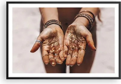 Produktbild von Gerahmtes Poster - Schwarzer Rahmen - Hände Strand Gold - 91,5x61 cm - Wand Bild - Wanddeko - Wandbilder - Kunstposter - Wandposter - Bilderrahmen - Bilder - Kunstdruck - P2BAA91x61-5055