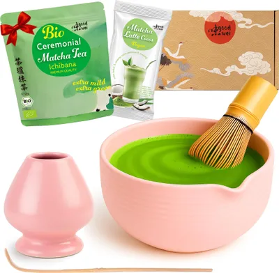 Obrázek produktu pro Matcha latte set "Camellia Pink" s miskou s výlevkou, metlickou a matcha práškem + kokosovým latté – sada pro latte i cajový obrad