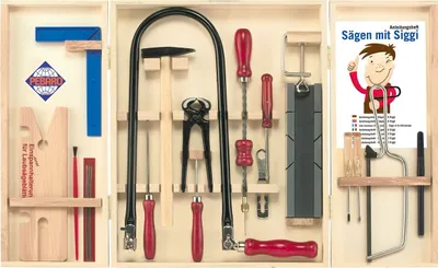 Produktbild von Pebaro 402S Qualitäts-Laubsägeschrank, 24 Teile, komplettes Set im Holzschrank, Stahlwerkzeuge, Laubsägebogen  Germany, Basteln mit Holz, Laubsägen, Bastelset, Geschenkidee für Kinder