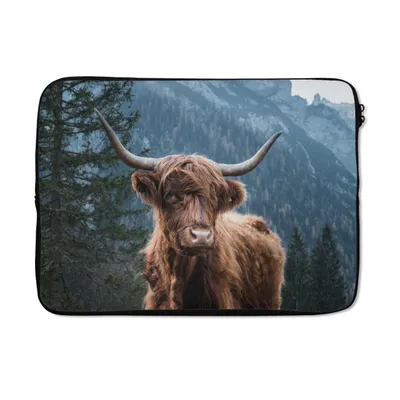 Produktbild von MuchoWow® Laptop Hülle 14 ZollSchottischer Highlander - Wald - Höhle Laptoptasche - Laptoptasche - Stoßsicher - Schutzhaube