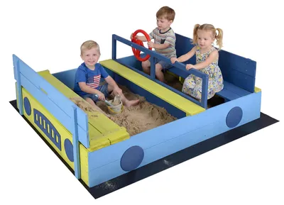 Obrázok produktu pre Pieskovisko COSTWAY 118 x 100 cm, pieskovisko s lavičkou, sklopným vekom a podložkou, drevené pieskovisko v tvare autíčka z rozprávky, vonkajšia hračka pre deti od 18 mesiacov