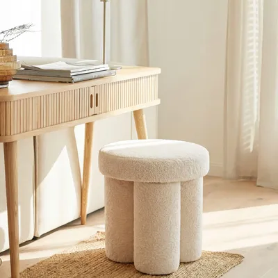 Obrázek produktu pro Kvalitní sedací polštář "Teddy" z látky, 40 cm, krémový, kulatý. Designový látkový sedák, polštář, imitace prošívání. Ideální jako taburet ke zrcadlu, boční stolek, nebo do obývacího pokoje. Ruční výroba