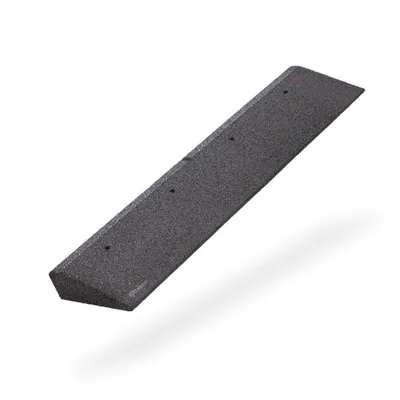 Produktbild von bepco Bordsteinkanten-Rampe, Bordsteinrampe – Schwarz, mit eingelagerten Unterlegscheiben zur Befestigung, je 100 cm lang, 6 cm hoch