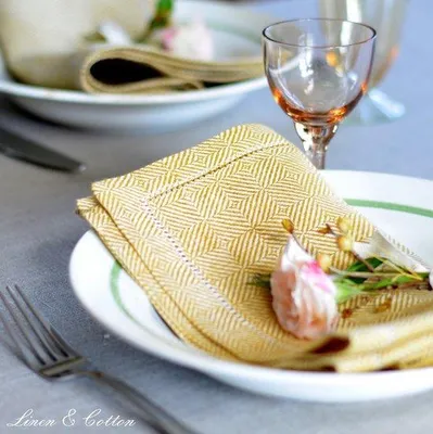 Produktbild von Ibenzoa® Leinen-Servietten 4er-Set, gewebt, 100% Leinen, 44×44 cm, gelb, Hohlsaum – elegante Stoffservietten für Fest, Restaurant & Alltag