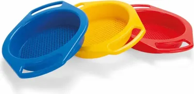 Produktbild von Sandsieb Classic D18x4cm  mit Griff 3fach sortiert, Farben: rot, blau, gelb, Maße: B/H/T: 23,5 x 4 x 18 cm,, Material: HP PE, ab 24 Monaten,, dantoy