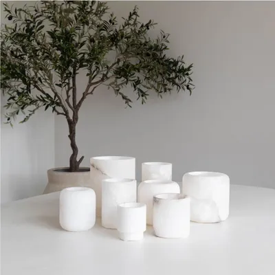 Produktbild von Atmooz Mick S Teelichthalter – r Alabaster-Teelichtständer – Ø 7,5 x H 9 cm – Laterne aus Naturstein – Modernes Stimmungslicht Weiß