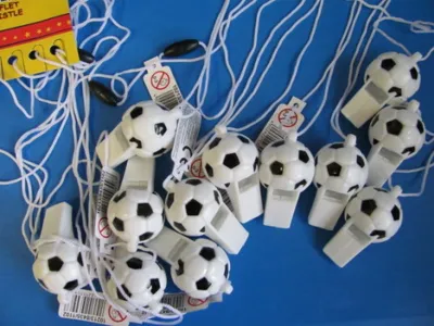 Produktbild von Fußballpfeife mit Schnur, 12 Stück