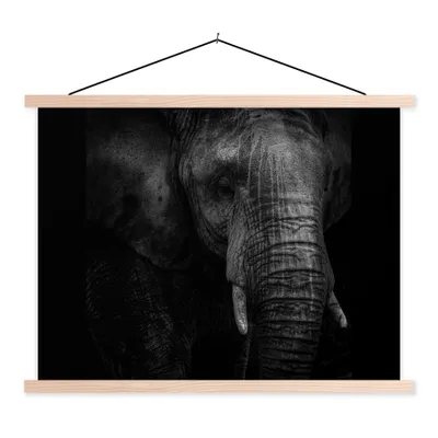 Produktbild von MuchoWow® Textilposter Elefant auf schwarzem Hintergrund in schwarz und weiß 120x90 cm mit holzfarbenen Rahmen - Magnetisch