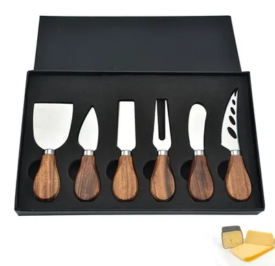 Image de Coffret cadeau de 6 couteaux à fromage en acier inoxydable, avec manches en bois d'acacia, présenté dans une boîte cadeau