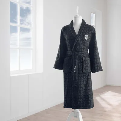 Produktbild von Taç Beşiktaş JK Jacquard-Bademantel mit Schalkragen – Größe M – Morgenmantel aus 100% Baumwolle – Eingewebtes Vereinsmuster & Logo-Stickerei – Schwarz Weiß