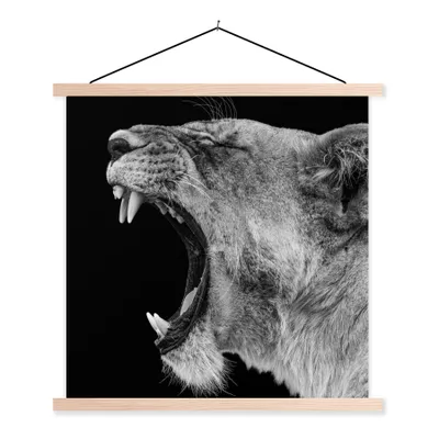 Produktbild von MuchoWow® Textilposter Tiere - Löwe - Schwarz - Weiß - Porträt 40x40 cm mit holzfarbenen Rahmen - Posterleiste