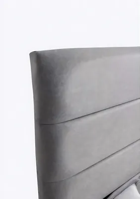 Image de Elégant lit gris avec matelas en textile et bois