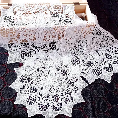 Zdjęcie produktu dla 4 sztuki podkładki pod talerze w kształcie kwiatów, idealne do użytku przy stole