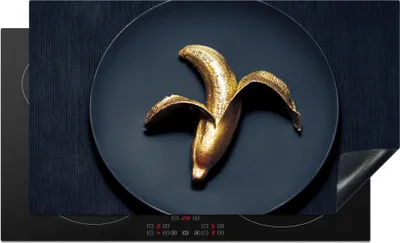 Produktbild von KitchenYeah© Herdabdeckplatte Goldene Banane auf dunklem Hintergrund , 91x52cm, Küche Deko, Glaskeramikkochfeld Herdabdeckung, Abdeckplatte fùr Kochfeld