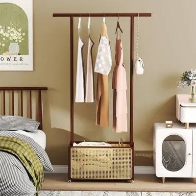 Produktbild von GOPLUS Garderobenständer Bambus, Kleiderständer mit Rädern, Rattan-Aufbewahrungskorb, Stehgarderobe für Flur, Wohnzimmer, 100 x 32,5 x 172 cm (Braun)