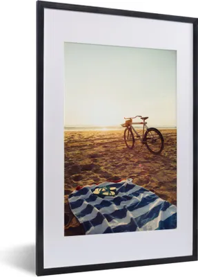 Produktbild von MuchoWow® MuchoWow® Gerahmtes Poster Strand - Fahrrad - Handtuch 40x60 cm - Poster mit zchwarzem Bilderrahmen - Poster in Rahmen