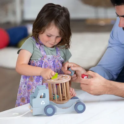 Produktbild von EverEarth Nachzieh Recycling Truck Pastell aus Holz – Ziehspielzeug für Bewegung & Umweltbewusstsein - EE33925