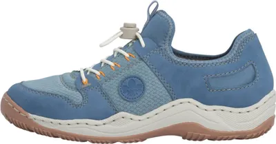 Auf dem Bild ist ein flacher Schuh in Hellblau zu sehen der eine schlichte und moderne Form hat. Der Schuh wird von der Seite präsentiert wodurch die silberne Schnalle gut zur Geltung kommt.