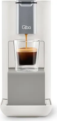 Produktbild von Tchibo Qbo ESSENTIAL Premium Kapselmaschine inkl. 16 recyclebare Qbo Kapseln für Espresso, Caffè und Caffè Grande, kompaktes, innovatives Design, Bright Sand