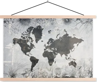 Produktbild von MuchoWow® Textilposter Weltkarte - Blumen - Holz 120x80 cm mit holzfarbenen Rahmen - Aufhängeset
