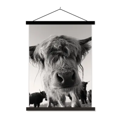 Produktbild von MuchoWow® Textilposter Schottischer Highlander - Schwarz - Weiß - Tiere 90x120 cm mit schwarzem Rahmen - Dekoration