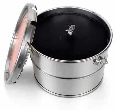 Productafbeelding van Rustieke buitenkaars "Lys" in metalen houder – Zwart – Ø 26 × H 22 cm – 1 stuk