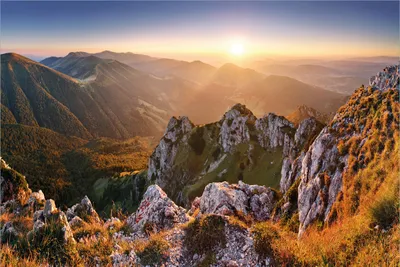 Produktbild von Wallario Premium Vliestapete Fototapete Berglandschaft mit Sonnenuntergang in der Slowakei in der Größe 400 x 267 cm, extra dick, wird in 5 Teilen geliefert