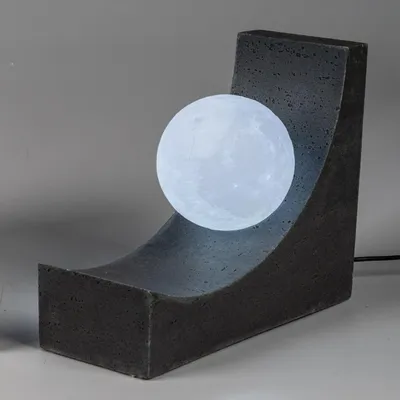 Produktbild von LED Tischlampe STONE Kugel schwarz L. 26cm aus Kunststein USB Anschluss Formano
