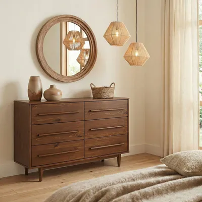 Produktbild von Kommode TECCA mit 6 Schubladen, Kastanie Finish – Schubladenschrank aus massivem Kiefernholz, lange Holzgriffe, Stauraum für Schlafzimmer Wohnzimmer Flur, skandinavisches Design