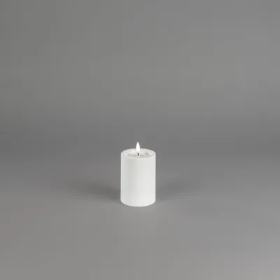 Produktbild von Konstsmide 1871-100 LED Kerze aus Kunststoff, mattweiß mit glänzender Oberfläche, 10 cm, batteriebetrieben, 6 Stunden Timer