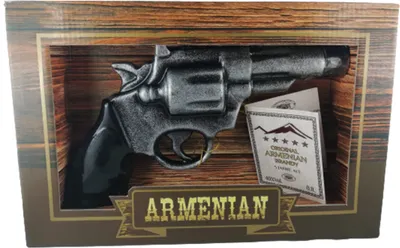 Produktbild von Armenischer Brandy Revolver Geschenkset 0,1L 5 Jahre Reifezeit Ararat Tal