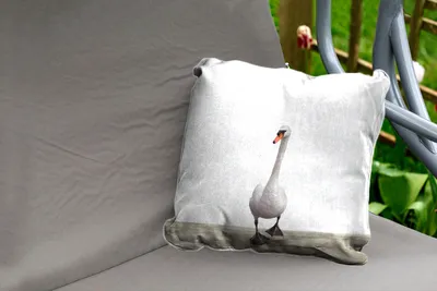 Produktbild von MuchoWow® Outdoor Kissen - Schwan - Tiere - Vogel - Jungen - Mädchen - Kinder - 45x45 cm - Wetterfest - Lounge Kissen - Fotokissen - Dekoratives Kissen
