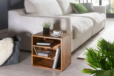 Beistelltisch Sheesham Massivholz 43x43x30cm mit offenen Fächern, Gesamtansicht neben beigem Sofa.