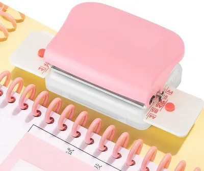 Obrázok produktu pre Ručný dierovač na scrapbooking a pohľadnice – formáty A4/A5/B5 – ružový, kapacita 5 listov
