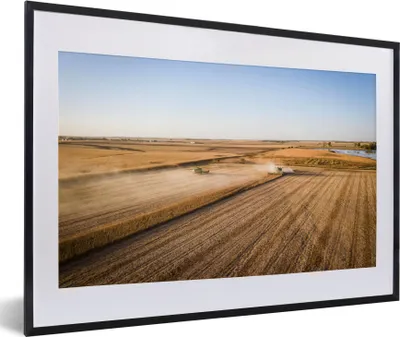 Produktbild von MuchoWow® Gerahmtes Poster Feld - Bauernhof - Traktor - Landwirt - Landleben 60x40 cm - Poster mit Schwarzem Bilderrahmen Wandposter Rahmen Foto Bilder - Schlafzimmer - Plakat in Rahmen - Drucken