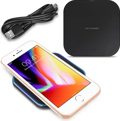 A wireless charger, a USB cable, and a smartphone are arranged on a white background.