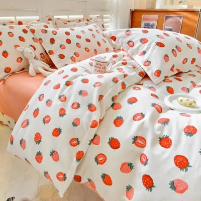 Productafbeelding van Beddengoedset 135x200 cm, aardbeienprint, roze en wit, microvezel. Omkeerbaar beddengoed, 80x80 cm