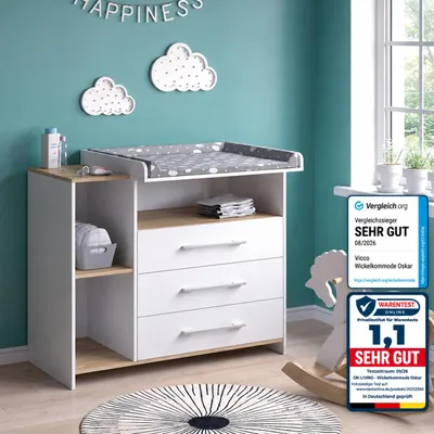 Produktbild von Wickelkommode Vicco Oskar Weiß/Goldkraft Eiche 113 x 93 cm mit 3 Schubladen, Model 55591, KI-generiertes Bild