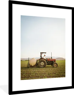 Produktbild von MuchoWow® Gerahmtes Poster Traktor - Landwirt - Berg 60x80 cm - Poster mit Schwarzem Bilderrahmen Wandposter Rahmen Foto Bilder - Wohnzimmer - Dekorationen - Prämie