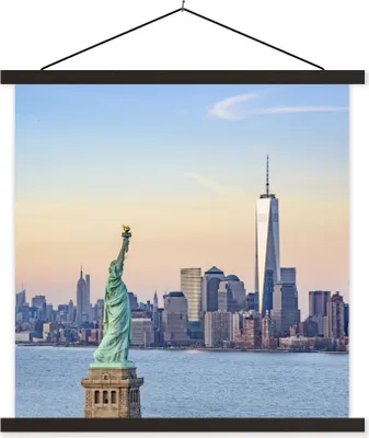 Produktbild von MuchoWow® Textilposter Die Freiheitsstatue und das One World Trade Center in New York 90x90 cm mit schwarzem Rahmen - Magnetisches