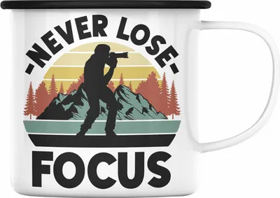 Produktbild von Trendation - Fotograf Emaille Tasse Zubehör Lustig Fotografie Geschenk Fotografieren Emaille Emaille Tasse Geschenkideen Grafik Insider Focus (Schwarz)