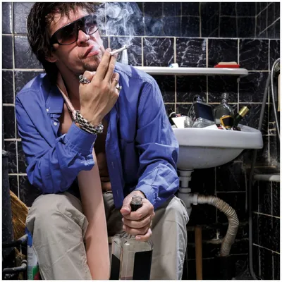 Produktbild von Wallario Premium Glasbild, freischwebende Optik, kräftige Farben, Größe 30 x 30 cm Motiv Kloparty - Sexy Mann auf Toilette mit Zigarette
