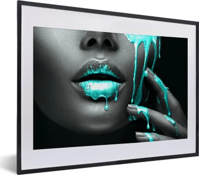 Produktbild von MuchoWow® MuchoWow® Gerahmtes Poster Lippen - Blau - Schwarz 40x30 cm - Poster mit zchwarzem Bilderrahmen - Bilderrahmen - Poster im Rahmen