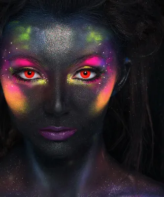 Produktbild von aricona Farbige Kontaktlinsen Rot Schwarzlicht Neon Halloween Reflektieren Glow