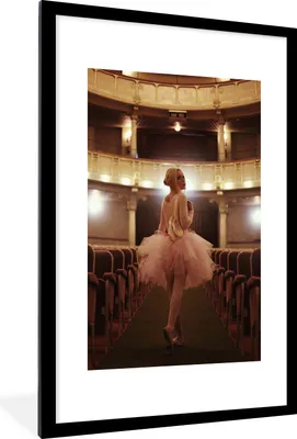 Produktbild von MuchoWow® MuchoWow® Gerahmtes Poster Ballerina mit rosa Tutu in einem Theater 60x90 cm - Poster mit zchwarzem Bilderrahmen - Dekoration - Wandposter Wohnzimmer - Hochwertig