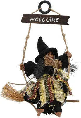 Productafbeelding van Halloween decoratie: hangende heks, tuindecoratie, binnen- en buitendecoratie, gehaakte huisdecoratie, heksbeeldje, versieringen met zwarte hoeden
