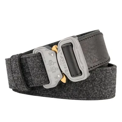 Cobra 38 Lodengürtel von Austri Alpin; schwarzer Ledergürtel mit grauem Schnallenverschluss; geeignet für Bekleidung und Accessoires.