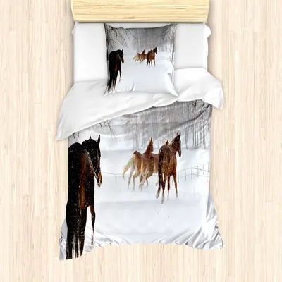 Produktbild von ABAKUHAUS Winter Mantele, Pferde in der verschneiten Wald, Milbensicher Allergiker geeignet mit Kissenbezügen, 135 cm x 200 cm - 80 x 80 cm, Braun weiß